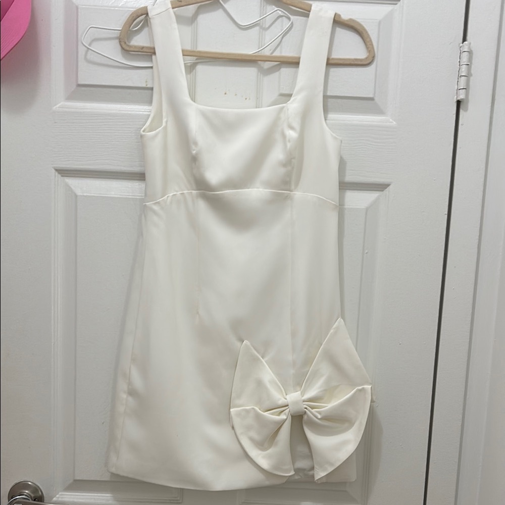 Elegant White Dress with Bow Detail